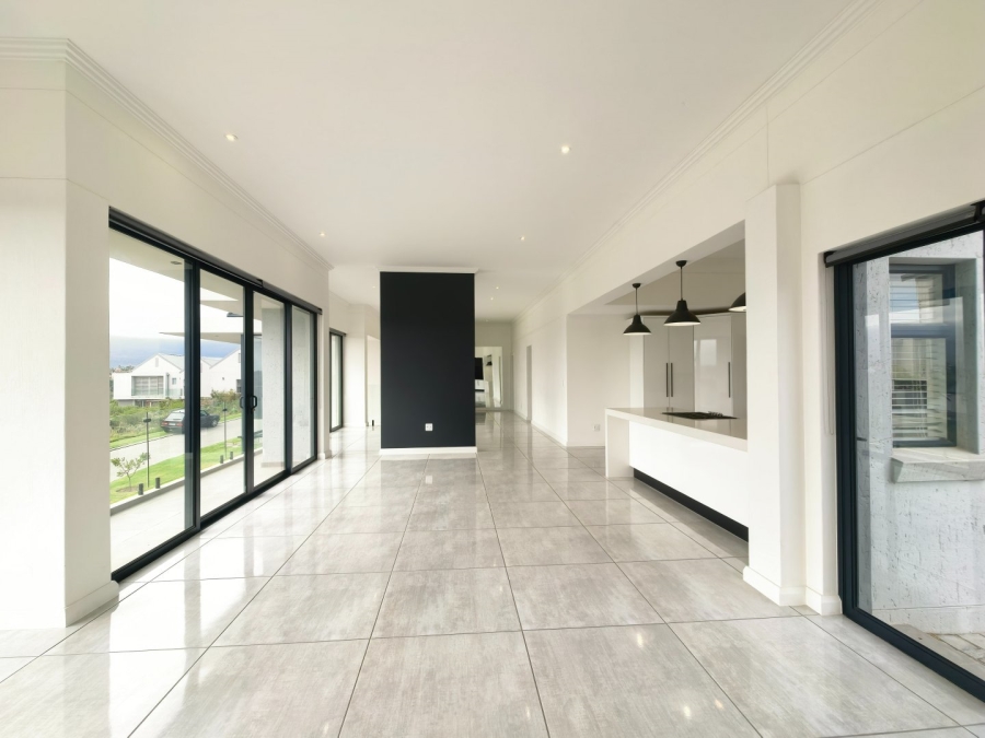 5 Bedroom Property for Sale in Kingswood Golf Estate Western Cape